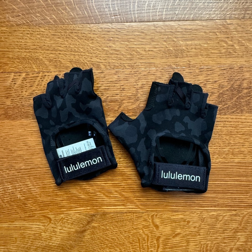 Lululemon Black Fingerless Gloves (lifting gloves)